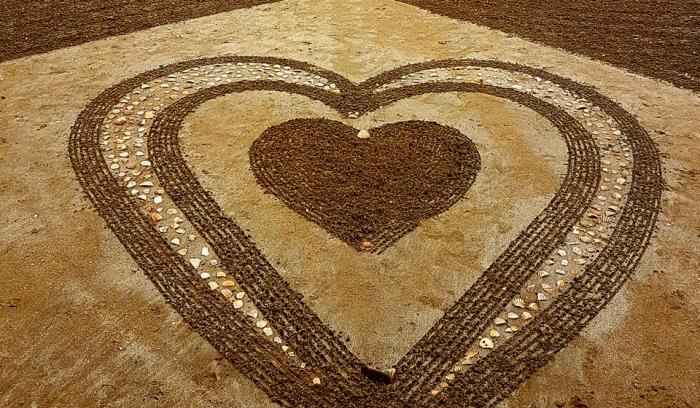 Cette créatrice réalise d'immenses mandalas magnifiques sur le sable des plages bretonnes | #4