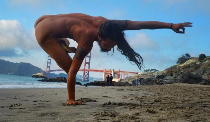 14 photos d'hommes nus en train de faire du yoga (c'est cadeau !) | #8