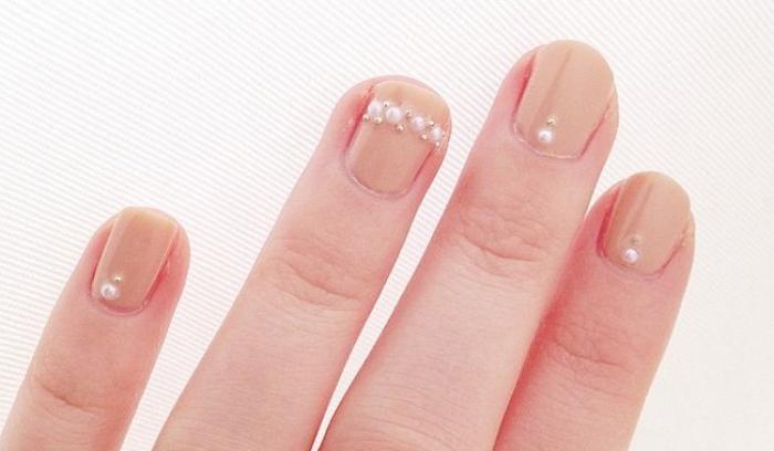 Des idées de nail art avec des perles pour une manucure élégante | #7