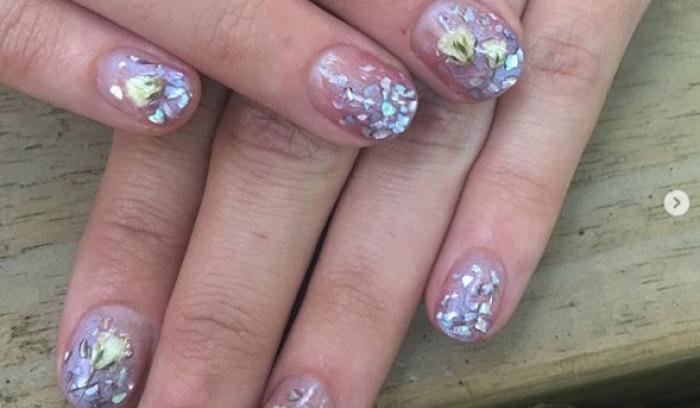 La dernière tendance nail art avec des fleurs séchées est parfaite pour toutes celles qui veulent prolonger l'été | #7