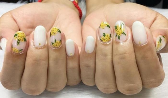 La dernière tendance nail art avec des fleurs séchées est parfaite pour toutes celles qui veulent prolonger l'été | #12