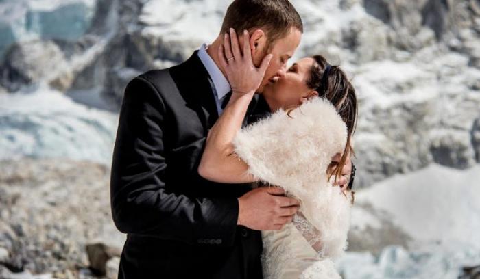 Ce couple se marie sur le Mont Everest après un trek de 3 semaines, et leurs photos sont incroyables ! | #14