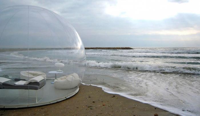Cette tente bulle igloo vous permettra de dormir à la belle étoile où vous voulez