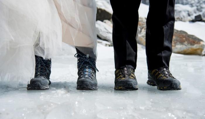 Ce couple se marie sur le Mont Everest après un trek de 3 semaines, et leurs photos sont incroyables ! | #9