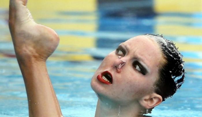 Les têtes de ces filles sur ces 16 photos de natation synchronisée vont vous faire mourir de rire | #6