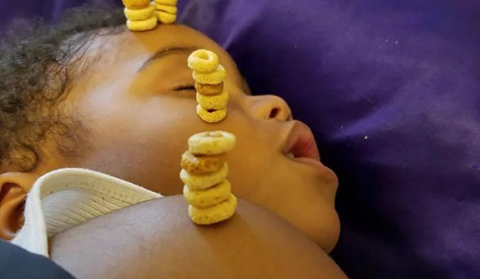 Non, ce n'est pas une blague : des papas tentent de battre le record de céréales Cheerios empilées sur le nez de leur enfant | #6