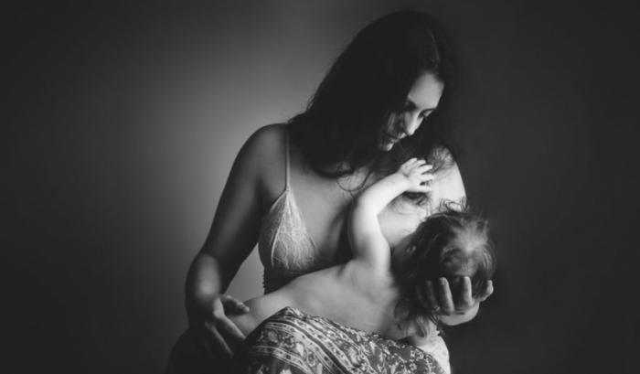 Elle photographie des mamans en train de donner le sein pour montrer que l'allaitement ne devrait pas être tabou | #6