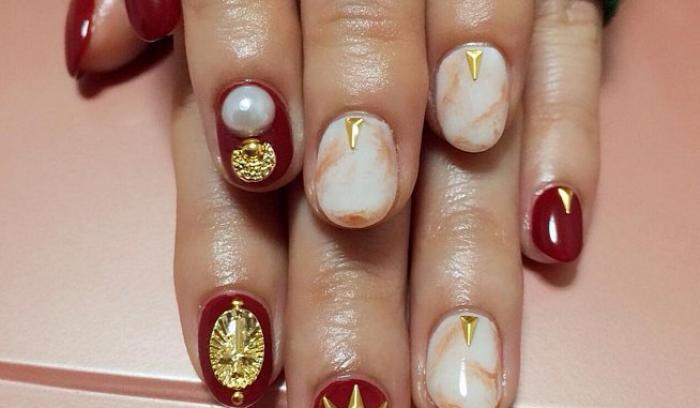 Des idées de nail art avec des perles pour une manucure élégante | #24
