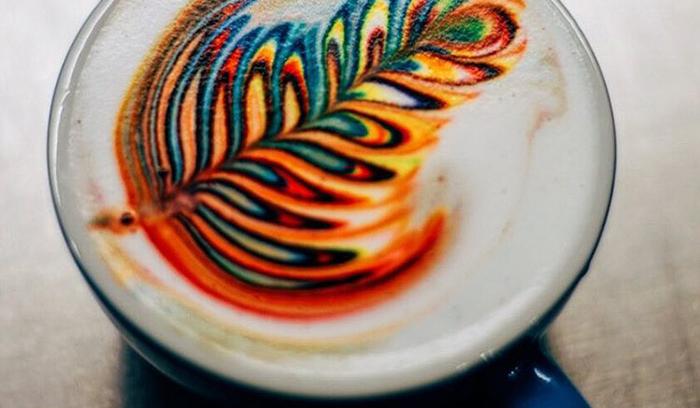 Il sert les plus jolis cafés au monde grâce à des motifs colorés incroyables | #11