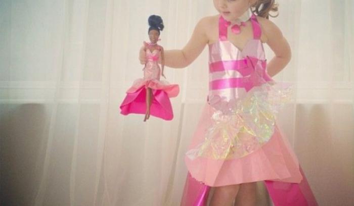 Cette maman créative recrée les robes de star pour sa petite fille avec les moyens du bord, et le résultat est juste WAOUH ! | #15