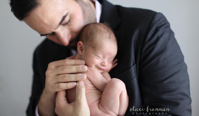 28 photos de papas qui tiennent leur bébé dans leurs bras | #3