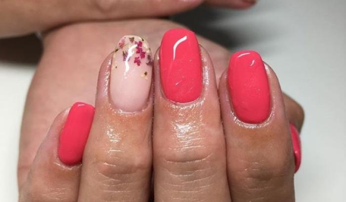 La dernière tendance nail art avec des fleurs séchées est parfaite pour toutes celles qui veulent prolonger l'été | #8