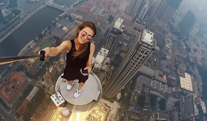 Cette Russe prend les selfies les plus dangereux du monde (et ça fait peur !) | #13