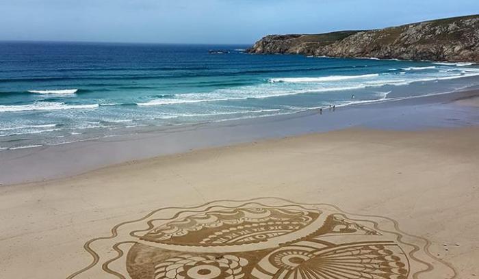 Cette créatrice réalise d'immenses mandalas magnifiques sur le sable des plages bretonnes | #3
