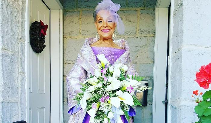 Cette grand-mère de 86 ans s'est mariée dans une magnifique robe qu'elle a créée elle-même