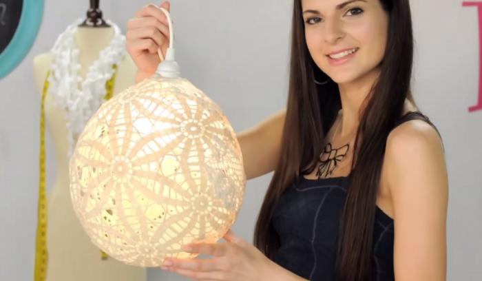 DIY : comment fabriquer soi-même une jolie lampe en collant des napperons à un ballon ! | #10