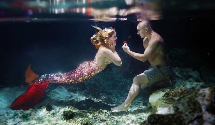 Elle rêvait d'être une sirène : il a réalisé son rêve en la demandant en mariage sous l'eau !