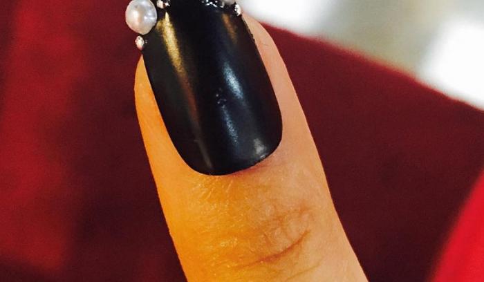 Des idées de nail art avec des perles pour une manucure élégante | #21
