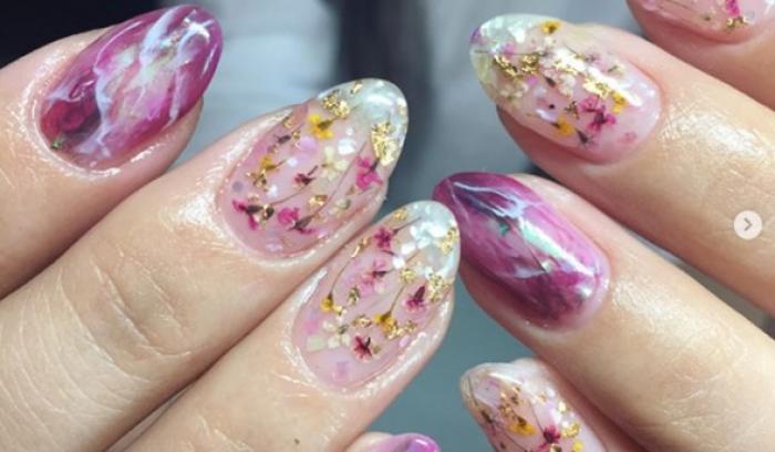 La dernière tendance nail art avec des fleurs séchées est parfaite pour toutes celles qui veulent prolonger l'été | #3
