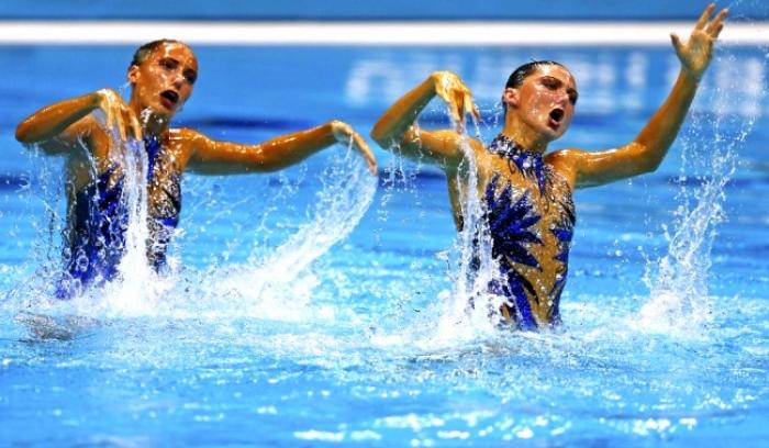 Les têtes de ces filles sur ces 16 photos de natation synchronisée vont vous faire mourir de rire | #16