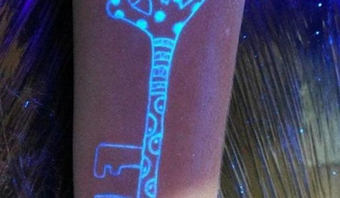 15 idées originales de tatouages à l'encre fluorescente | #7