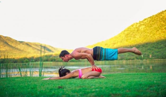 Ce couple associe sa passion pour le yoga à son amour des voyages et le résultat fait très envie ! | #2