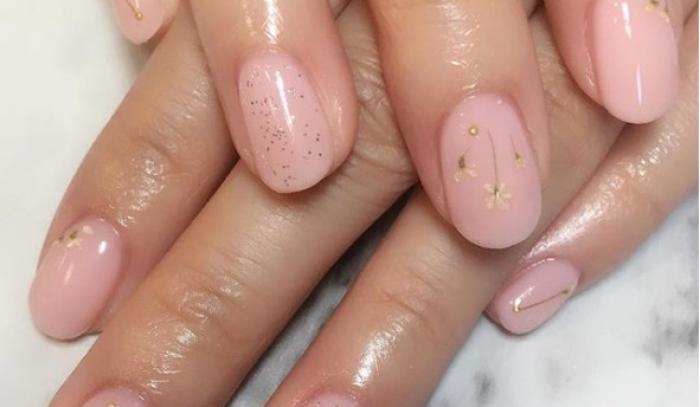 La dernière tendance nail art avec des fleurs séchées est parfaite pour toutes celles qui veulent prolonger l'été | #11