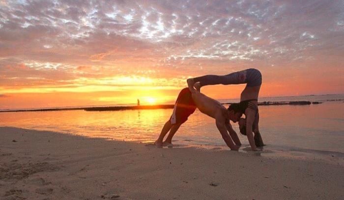 Ce couple associe sa passion pour le yoga à son amour des voyages et le résultat fait très envie ! | #9