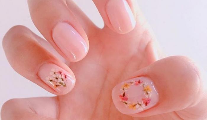 La dernière tendance nail art avec des fleurs séchées est parfaite pour toutes celles qui veulent prolonger l'été | #17