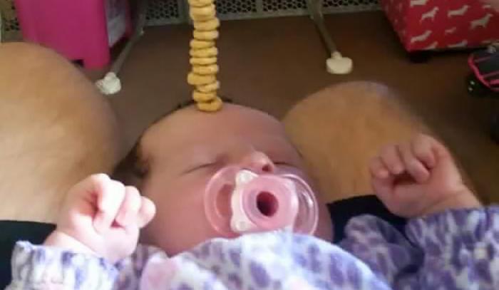 Non, ce n'est pas une blague : des papas tentent de battre le record de céréales Cheerios empilées sur le nez de leur enfant | #3