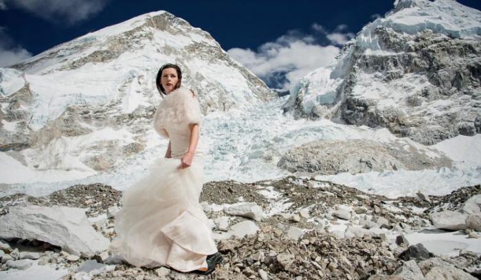 Ce couple se marie sur le Mont Everest après un trek de 3 semaines, et leurs photos sont incroyables ! | #10