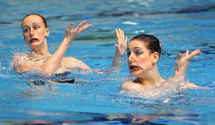 Les têtes de ces filles sur ces 16 photos de natation synchronisée vont vous faire mourir de rire | #8