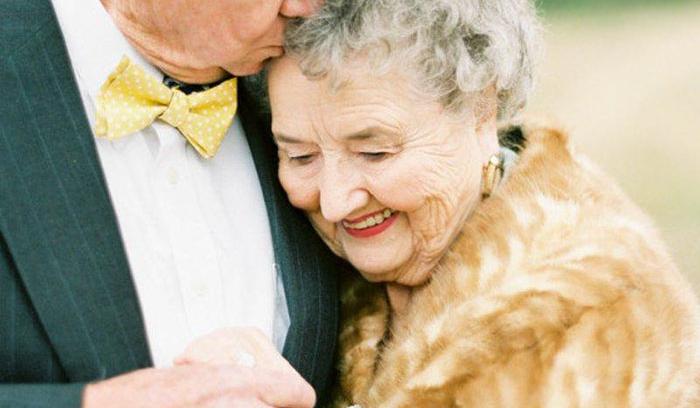 Découvrez le shooting photos plein de douceur de ces 2 grands-parents pour fêter leur 63ème anniversaire de mariage | #7