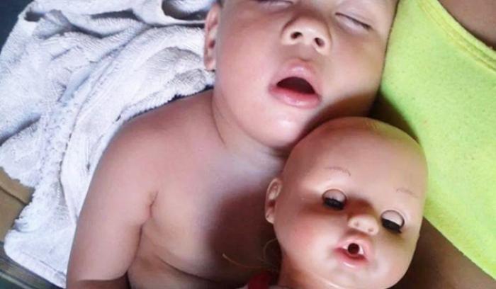 25 bébés qui ressemblent comme 2 gouttes d'eau à leur poupée | #9