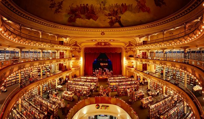 Cet ancien théâtre vieux de 100 ans a été transformé en une librairie absolument époustouflante