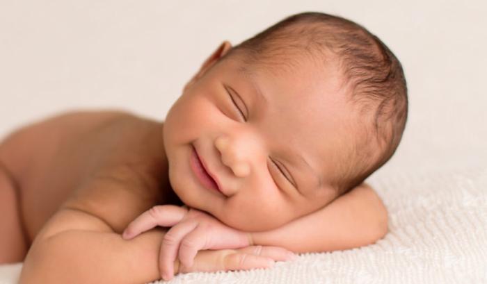 18 bébés qui sourient dans leur sommeil : vous ne pourrez pas vous empêcher de fondre ! | #16