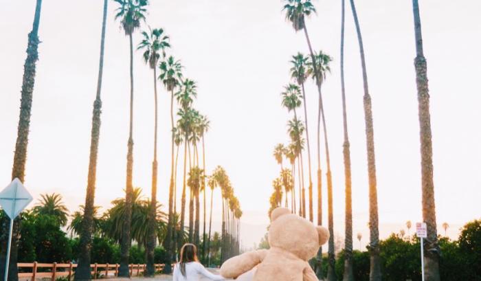Ils emportent leur ours en peluche géant partout avec eux et partagent leurs photos de voyage sur son compte Instagram | #2