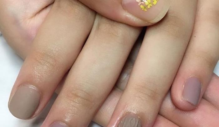 La dernière tendance nail art avec des fleurs séchées est parfaite pour toutes celles qui veulent prolonger l'été | #13
