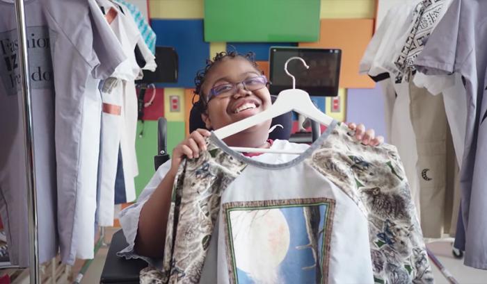 Des créateurs de mode transforment les vilaines blouses d'hôpital en blouses tendances pour redonner le sourire aux enfants malades | #2