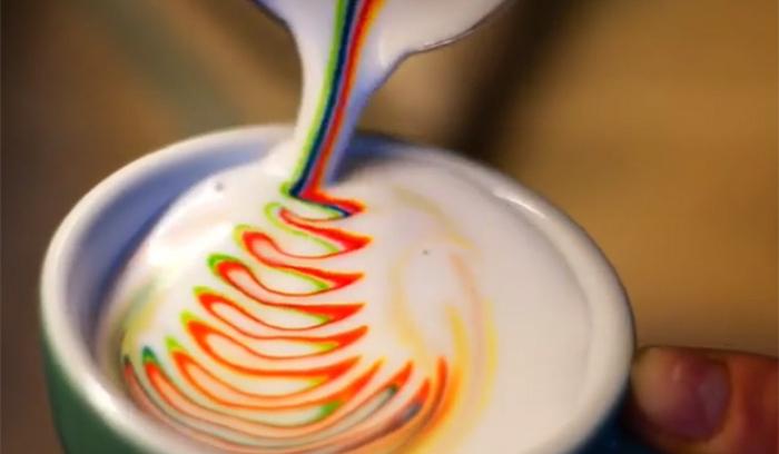 Il sert les plus jolis cafés au monde grâce à des motifs colorés incroyables | #6