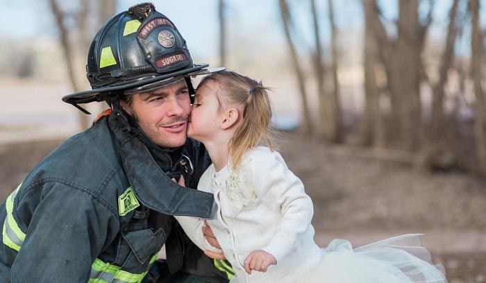 Ce shooting photo d'un papa pompier et de sa petite fille de 3 ans est adorable