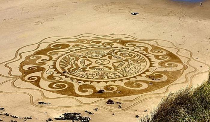Cette créatrice réalise d'immenses mandalas magnifiques sur le sable des plages bretonnes | #6
