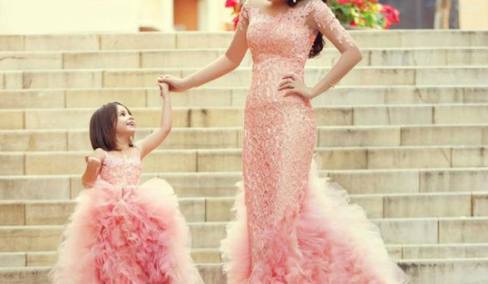 Ces mamans et leur petite fille se ressemblent vraiment comme 2 gouttes d'eau ! Et c'est tellement craquant... | #14