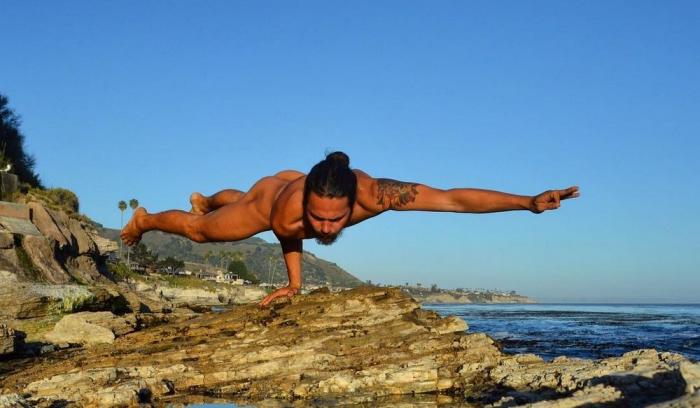 14 photos d'hommes nus en train de faire du yoga (c'est cadeau !)