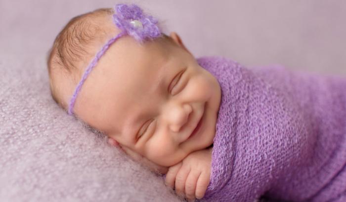 18 bébés qui sourient dans leur sommeil : vous ne pourrez pas vous empêcher de fondre ! | #19