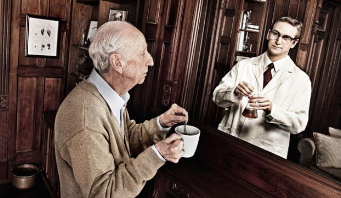 15 personnes âgées regardent le reflet de leur jeunesse dans un miroir | #9