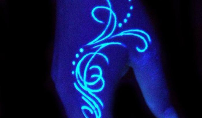 15 idées originales de tatouages à l'encre fluorescente | #8