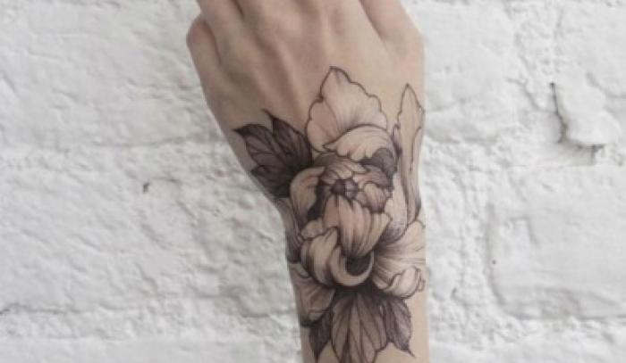 16 idées de tatouages sublimes à se faire sur les mains | #13