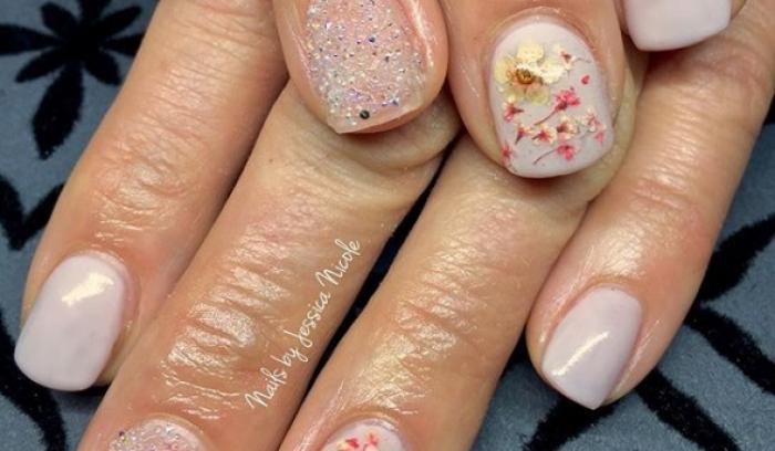 La dernière tendance nail art avec des fleurs séchées est parfaite pour toutes celles qui veulent prolonger l'été | #6