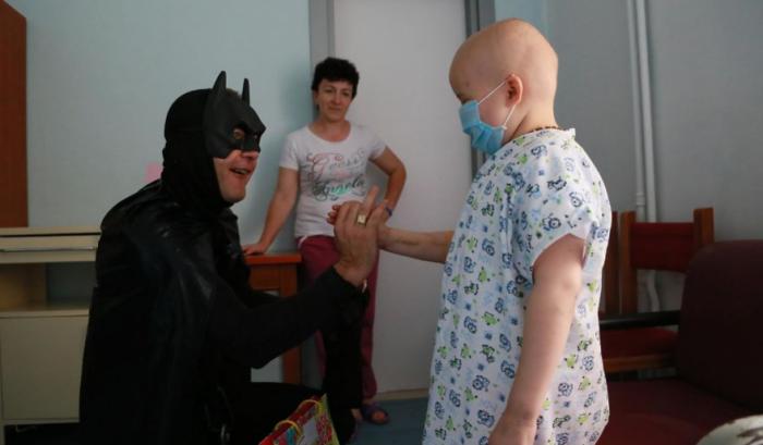 Ils se déguisent en super-héros pour redonner le sourire aux enfants hospitalisés | #11